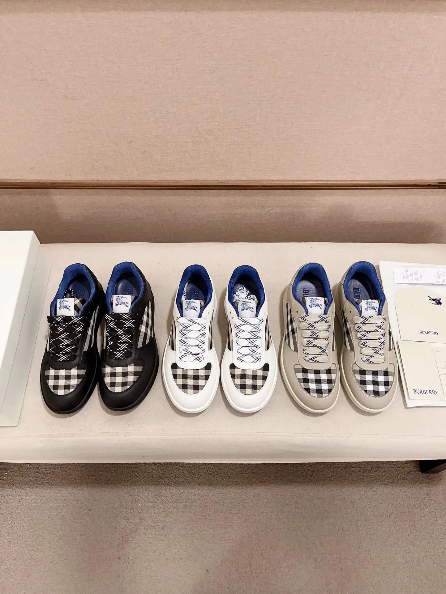 Men's shoes💰: 620💰Top version🥳◾️▫️The new Burberry men's classic low-top sneakers are reinterpreted with Vintage retro plaid cotton material and calfskin, decorated with a new brand logo. First-layer cowhide lining, embossed Burberry logo on the heel, and original TPU outsole! Code number: 38-45. Women's sizes and 46 can be customized.